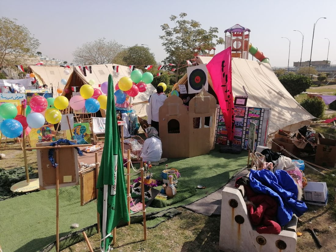 صور: صغيرات بابل يحتفلن تحت شمس الجنائن مع اللوحات والموسيقى