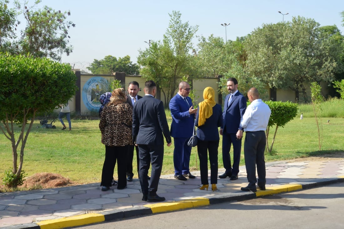 صباح نشيط في مكتب الوزير.. الموظفون زيّنوا حديقة التجارة بالشتلات والورود (صور)