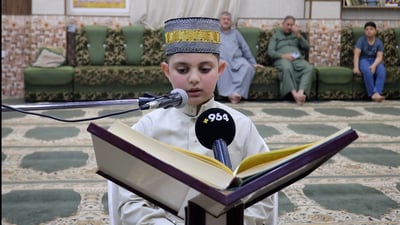 يجيد النهاوند والبيات والحجاز والعجم.. آدم أصغر مؤذني سامراء بصوت من خامة الكبار