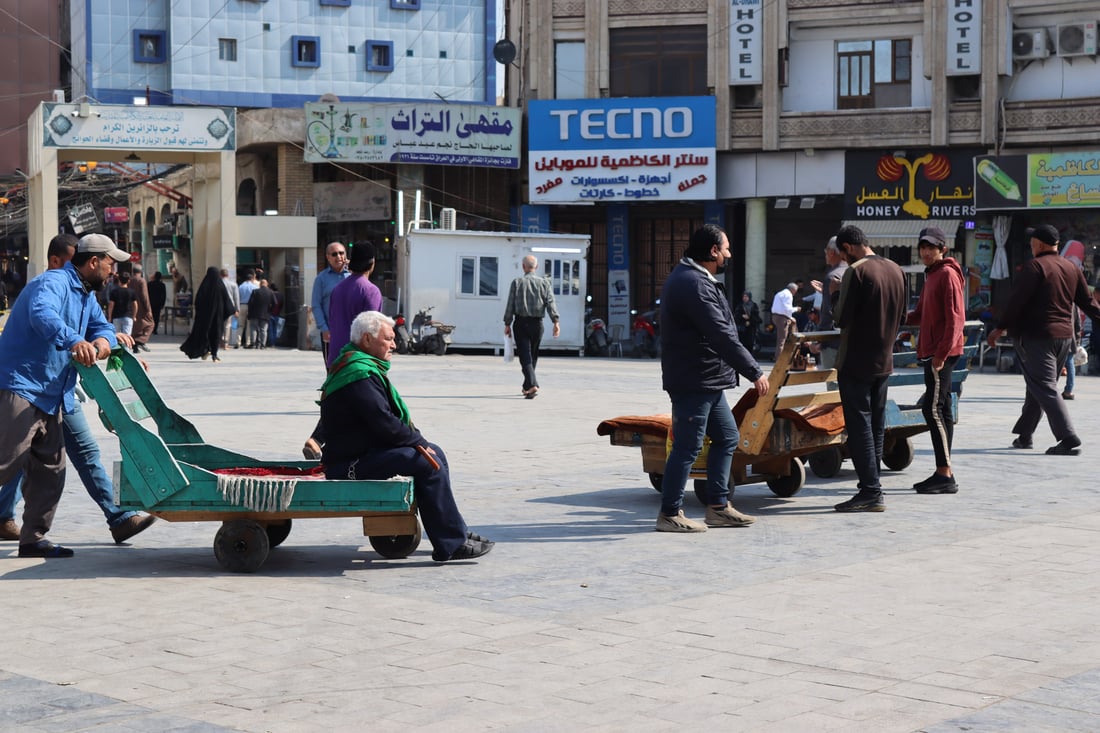 “عربانة الكاظمية” حل وحيد لنقل “العاجزين” من موقف السيارات الى “الحضرة”
