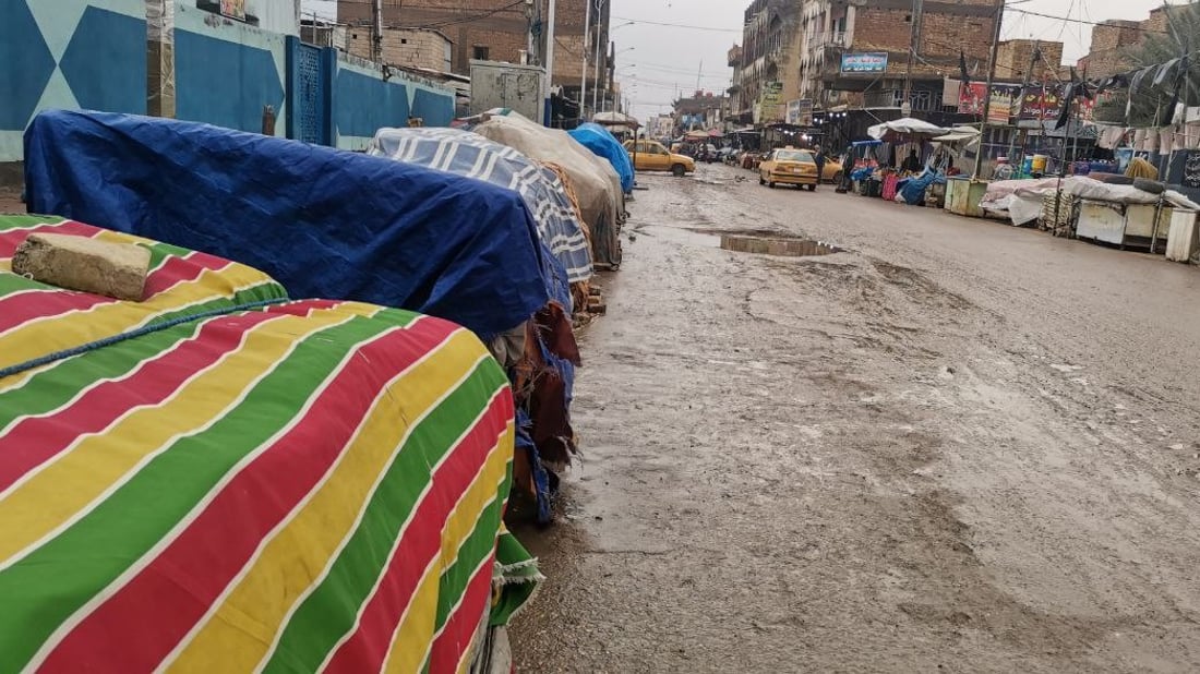 صور: الأمطار أغلقت سوق الديوانية الكبير.. الباعة قضوا يومهم حول عربات “اللبلبي”