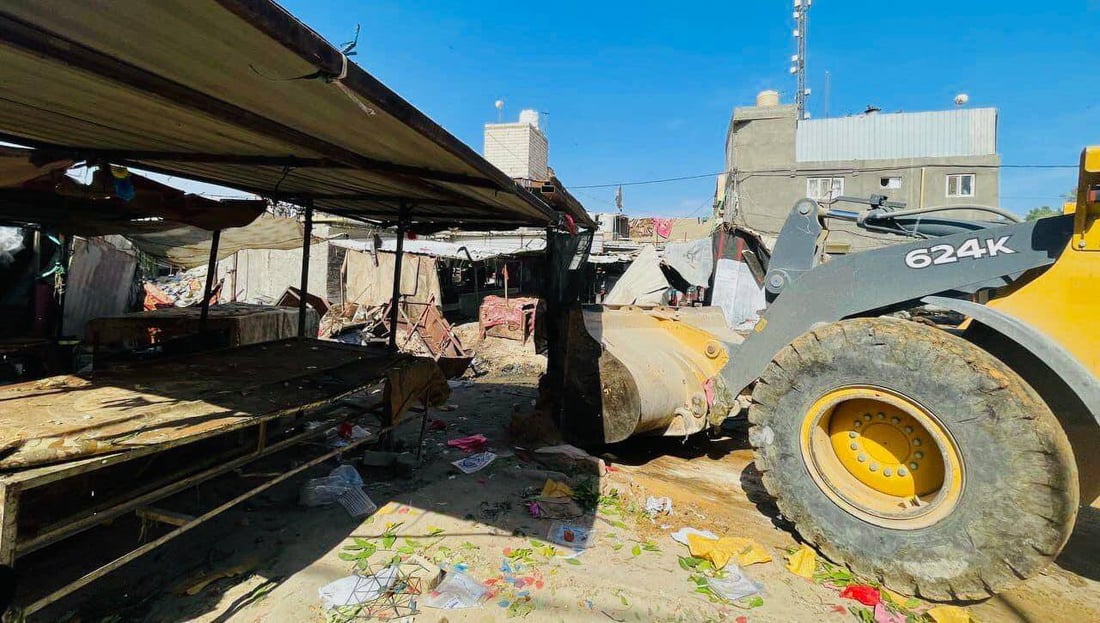 الإنذار لم ينفع.. شفلات البلدية تباغت محال المتجاوزين في 5 أحياء بالنجف (صور)