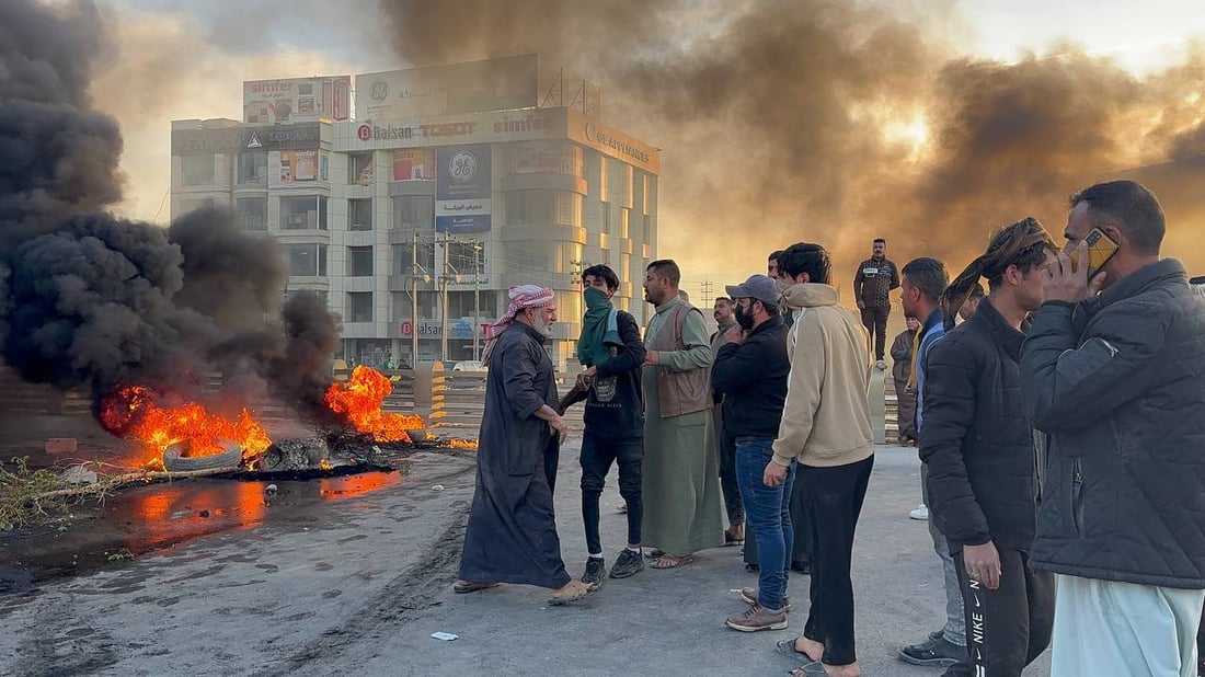 واسط تغلي.. عشيرة “سيف البدري” تقطع شارع بغداد بالإطارات المحترقة (صور)