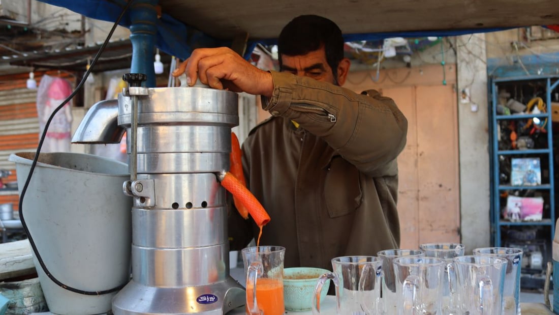 أبو حسين يعصر الجزر في الكاظمية ويشرح للزبائن فوائده: إنه يقوّي النظر