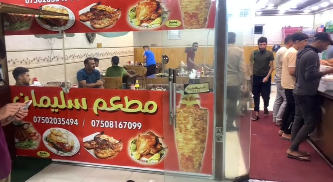 يقصده حتى أهل ربيعة.. مطعم “سليمان” الأشهر في زمار يبيع 200 دجاجة يومياً (صور)