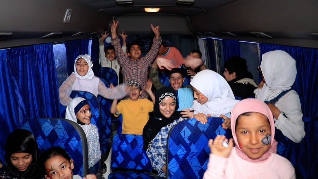 وقارئ القرآن من إيران.. أطفال هشام الذهبي في إفطار جماعي (صور من الكوت)