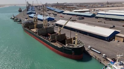باخرة الصين العملاقة رست في أم قصر.. خطوط الملاحة الكبرى تعود بقوة