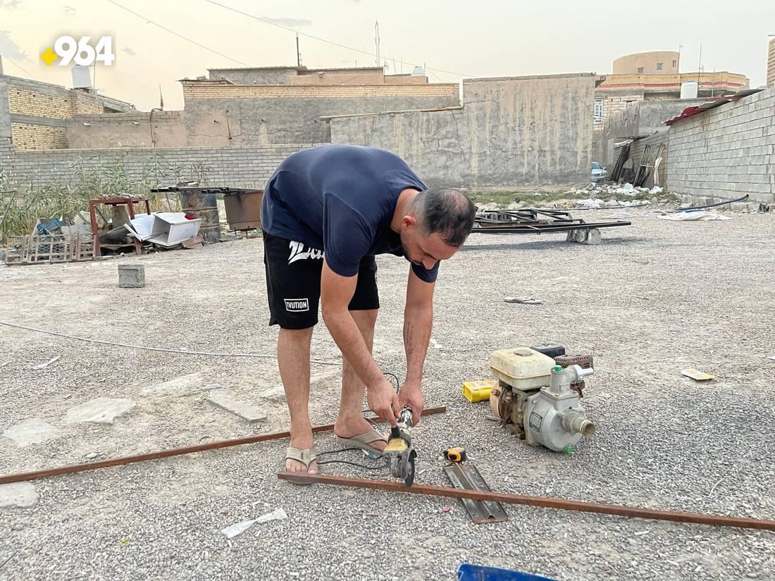 صور من القرنة: “سيف” يلحم هياكل مواكب الفقراء ويصبغها مجاناً