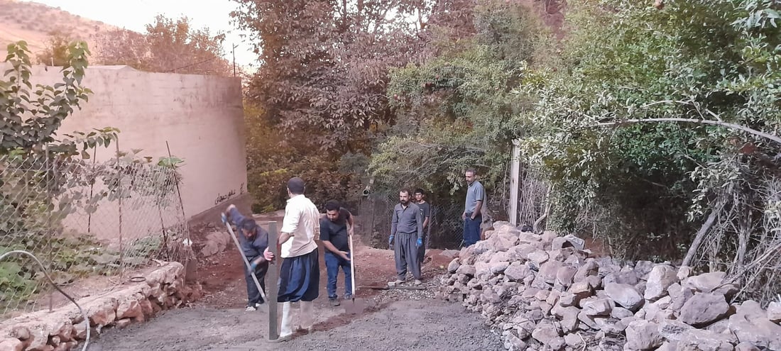 هاوڵاتیانى گوندى سه‌رگه‌ت لەسەر گیرفانی خۆیان رێگای گونده‌كه‌یان دروست ده‌كه‌ن