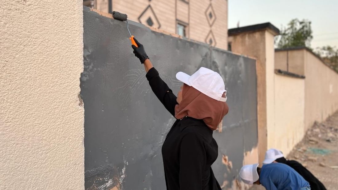 متطوعون عملوا بلا كلل واختاروا ألواناً جذابة.. مدارس الزبير أجمل الآن (صور)