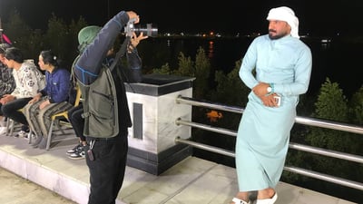 صورة بـ 1000 على سدة الكوت.. ليالي رمضان تزيد دخل منتظر مهدي (صور)