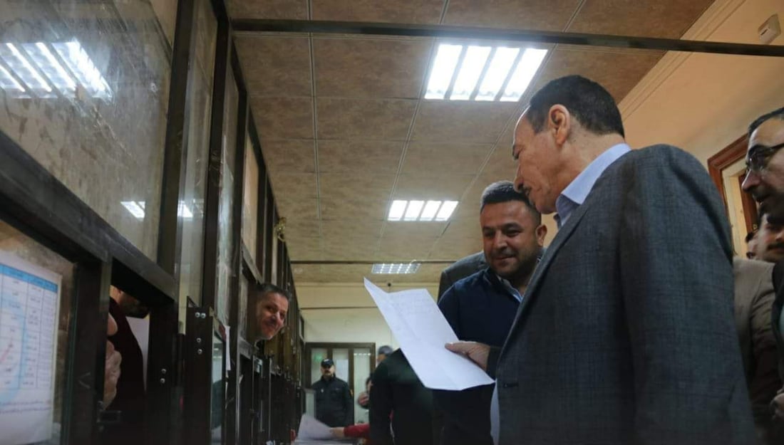 طوابير الموصليين في “طابو الأيسر” لا تنتهي والمحافظ يتدخل