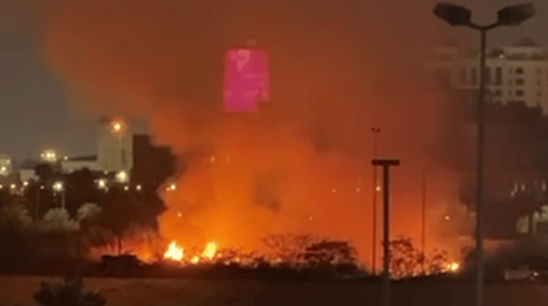 فيديو: النيران تتصاعد من محيط السفارة الأميركية في بغداد