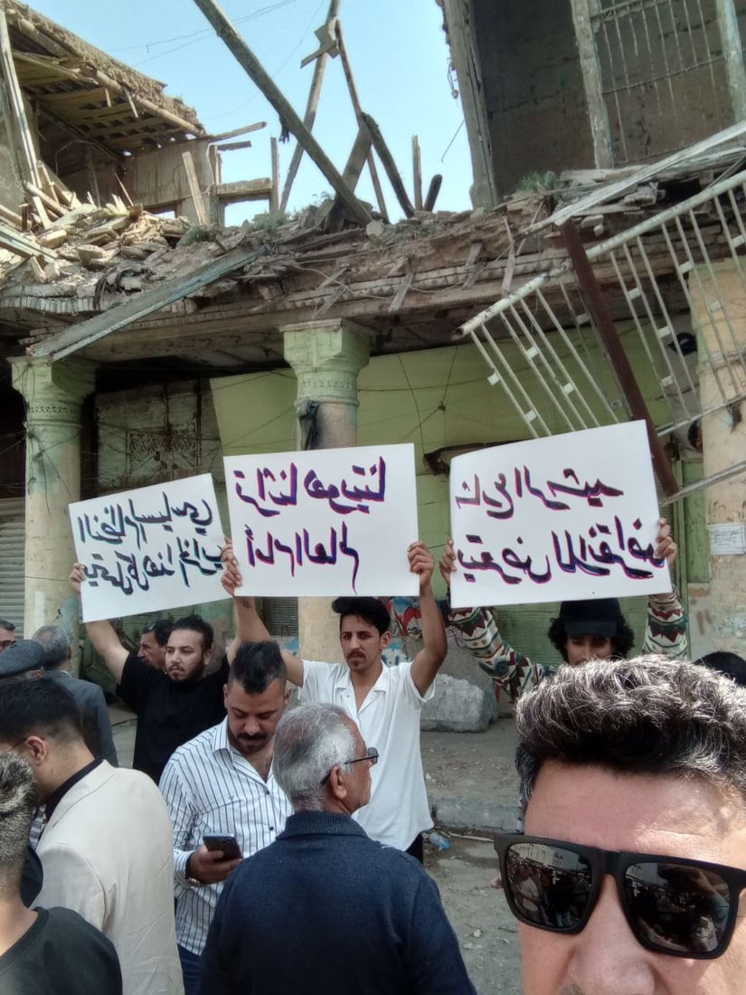 بغداد: تظاهرة فوق ركام مسرح “الهلال” التراثي.. “شارع الرشيد سيختفي”