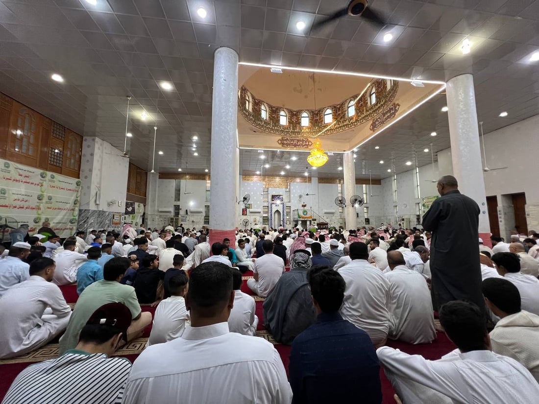 المئات حضروا لأداء صلاة العيد في جامع فالح باشا السعدون وسط الناصرية (صور)