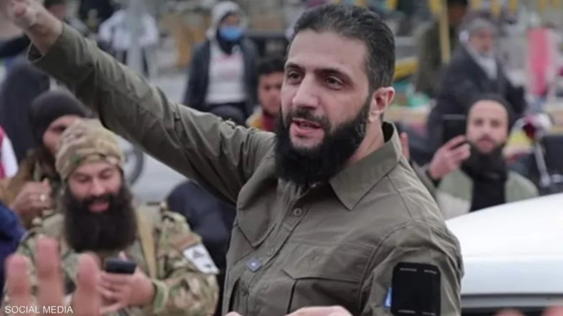 الجولاني يعد بإلغاء التجنيد الإلزامي وحل جميع الفصائل ورفع الرواتب 400% في  سوريا » +964