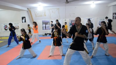 فيديو: البنات قبل الأولاد هنا.. 4 فنون قتال في نادي الدورة