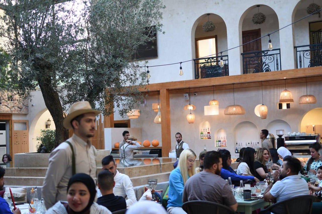 صور: “نوح”.. مطعم جديد بفكرة لبنانية على السطح “البغداديون سئموا الـ in door”