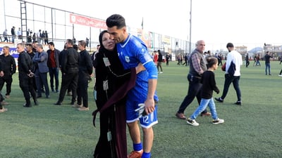 دایکێک هەمیشە دەچێتە یاریگا بۆ هاندانی کوڕە یاریزانەکەی