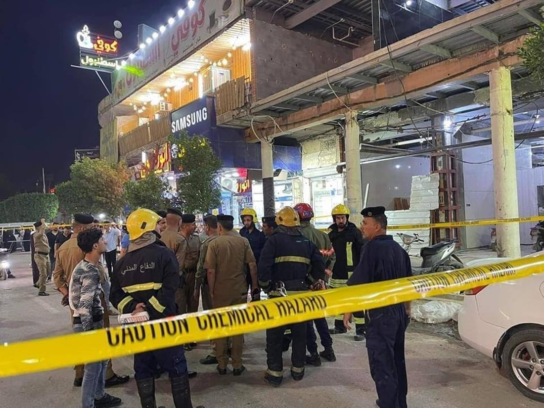 صور: الدفاع المدني يبعد الناس عن بناية مهددة بالسقوط في شارع العباس وسط كربلاء