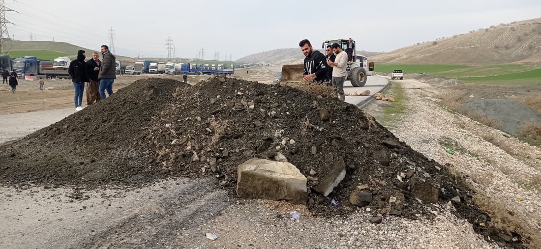 صور: متظاهرون غاضبون يغلقون طريق سليمانية – رابرين احتجاجاً على تردي الكهرباء