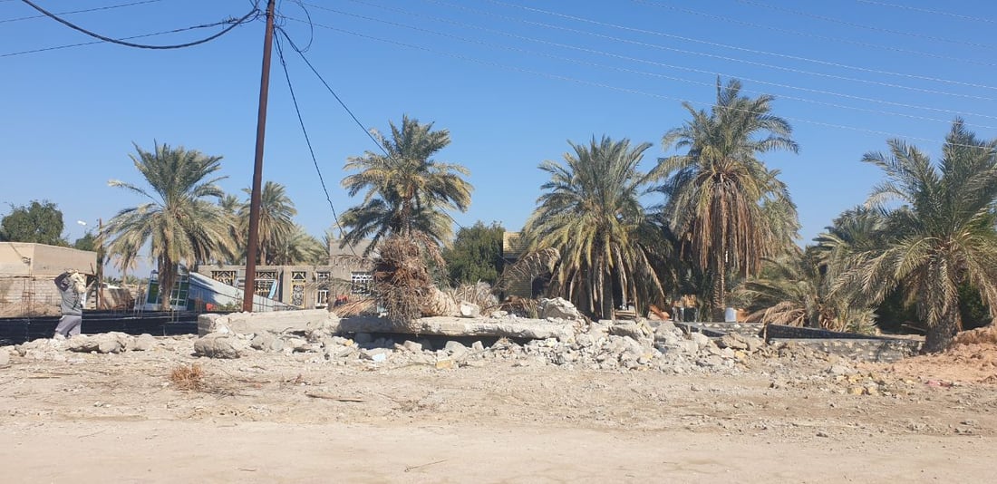 “وليس لكم تعويضات”.. الجرافات تدمر 10 محال متجاوزة في المثنى (صور)