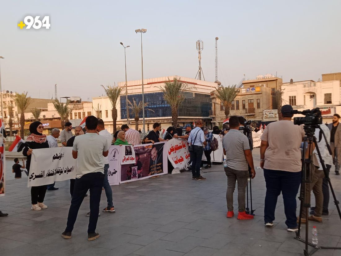 عوائل المغيبين تريد حلاً “من الله والسوداني” خلال وقفة ساحة التحرير (فيديو)