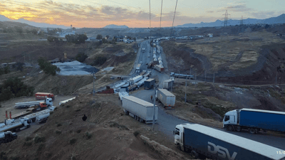 بە درێژایی 10 کیلۆمەتر بارهەڵگر لە رێگای دەربەندیخان – کەلار وەستاون