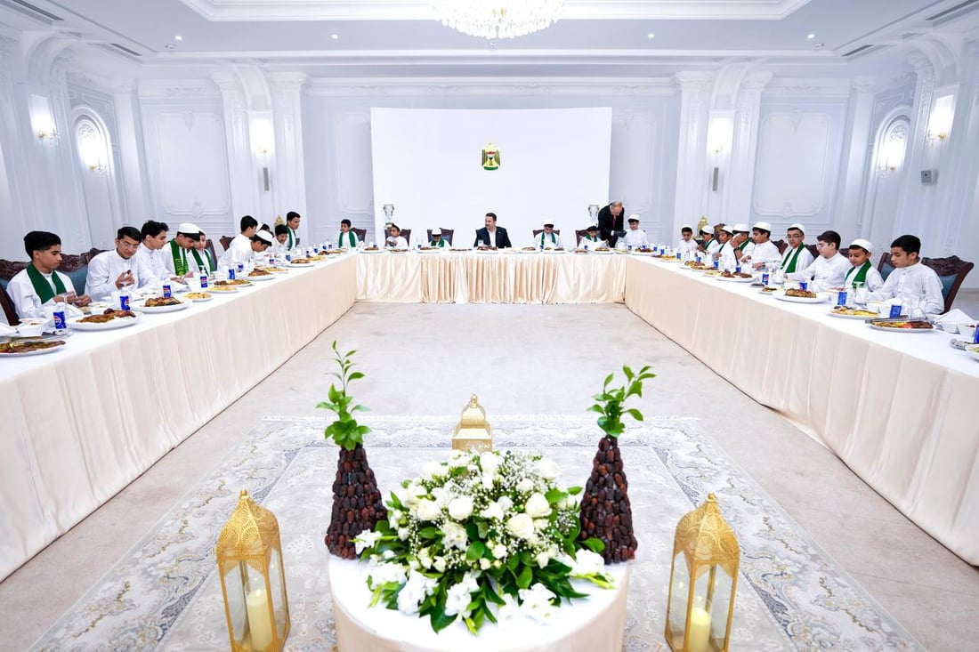السوداني يفطر مع أطفال أيتام يحفظون القرآن (صور)