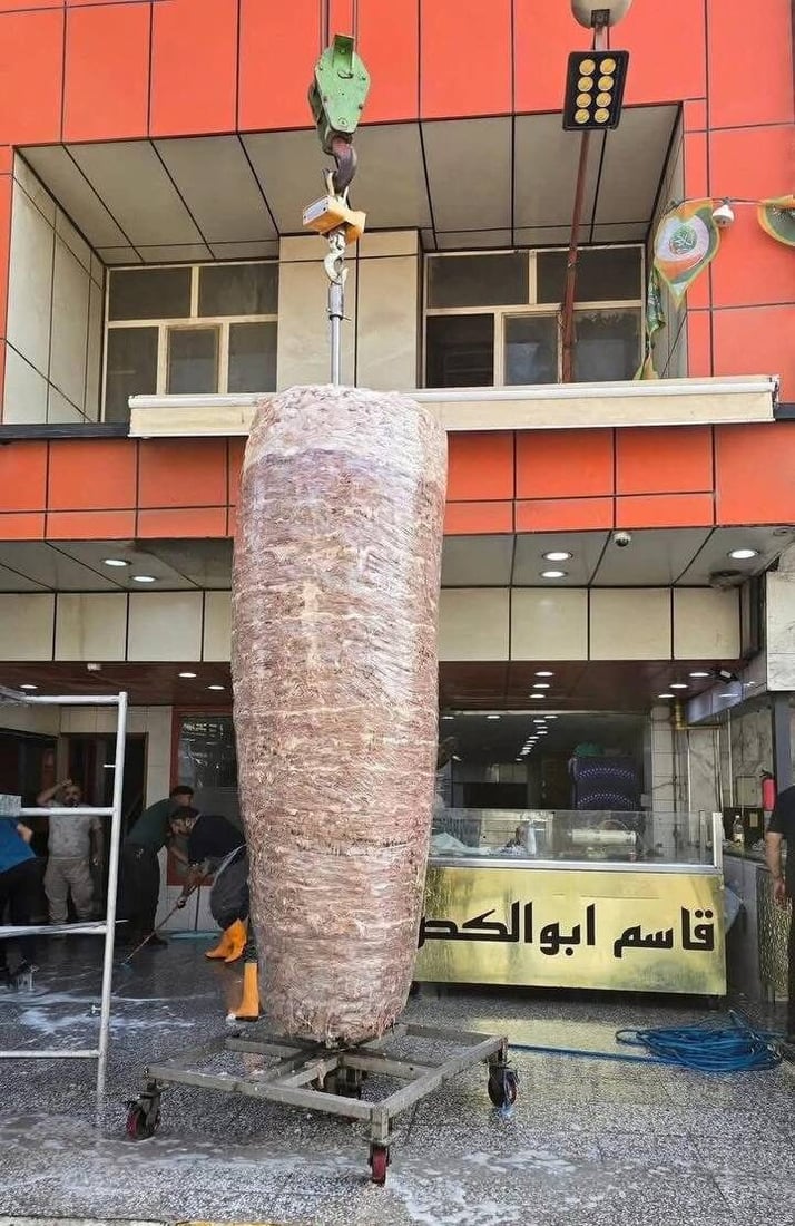 قاسم أبو الكص يجهز أكبر “شيش لحم” يوزع مجاناً في الأعظمية (صور)