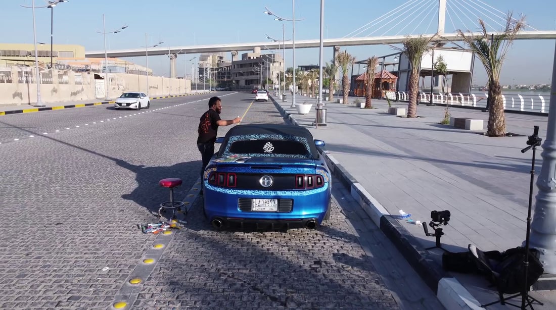 فيديو: البصرة مجنونة بفورد موستانغ.. على جسدها نقش عربي بدل الإنكليزي