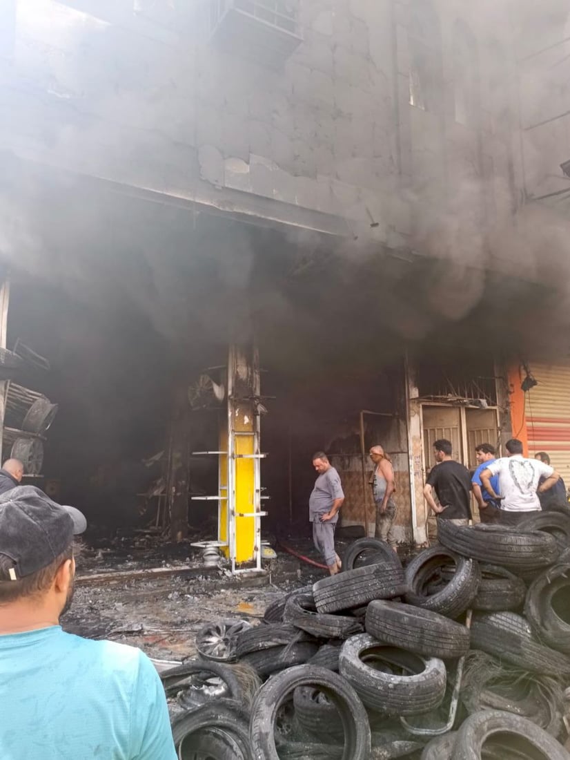 شاهد: الدفاع المدني يمنع كارثة وصول النيران إلى شقق سكنية في الناصرية