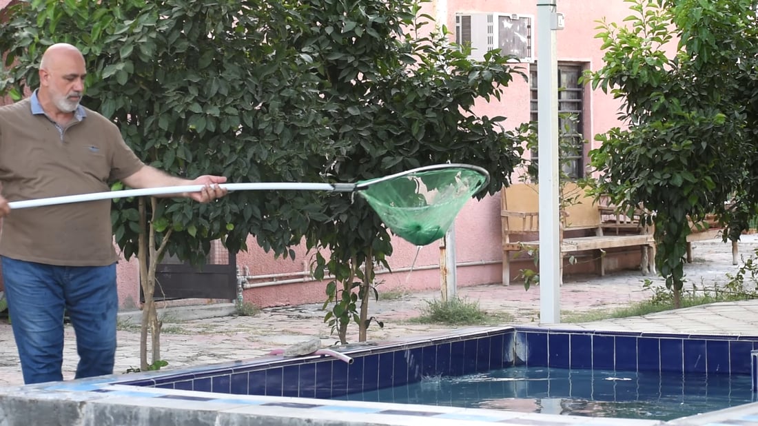 حفلات “باربكيو” ومسابح باردة.. صور من شاليهات الصقلاوية البعيدة عن صخب المدينة