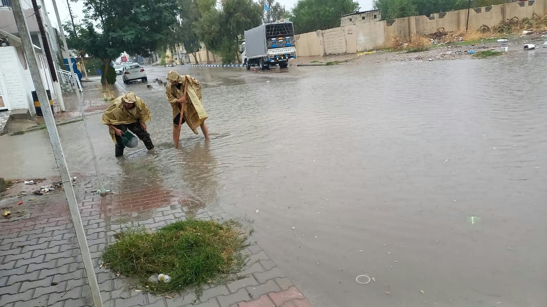 الجيش يتدخل لفتح مجاري آلتون كوبري.. سيول الأمطار أغرقت كل الشوارع (فيديو)