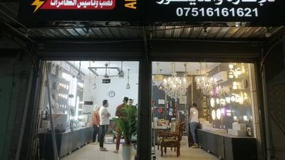 “أبو بسّام” قريب من الزبائن في الطارمية: الإنارة بالأقساط.. وكلّ شيء أصلي (صور)