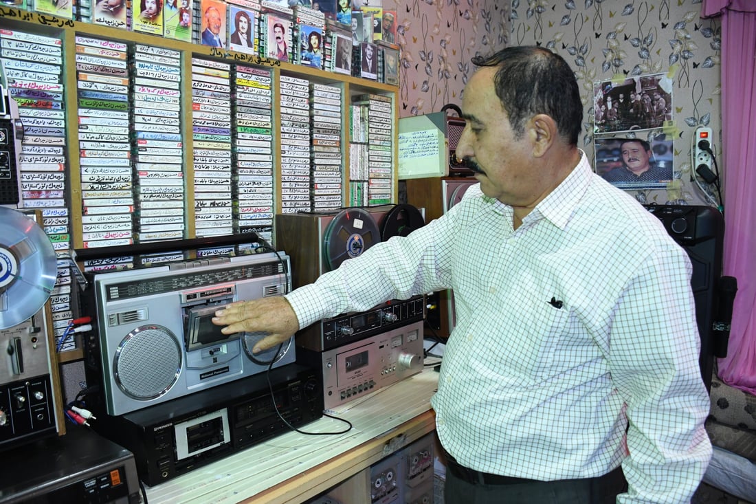 ژوورێکی ماڵەکەی کردووەتە شوێنی کۆکردنەوەی ئەرشیفی ھونەرمەندان