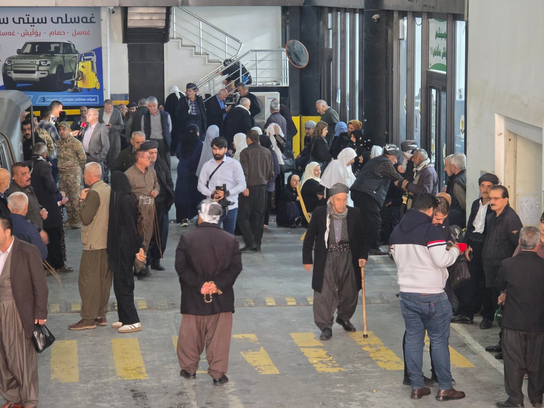 مووچە کاتژمێر 1ـە و خانەنشینان لە بانگی بەیانییەوە لە سەرەدان