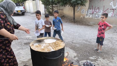 فيديو: قدور كبيرة وطبخ على الحطب في شوارع سليمانية.. الأطفال تذوقوا “سليقة القمح”