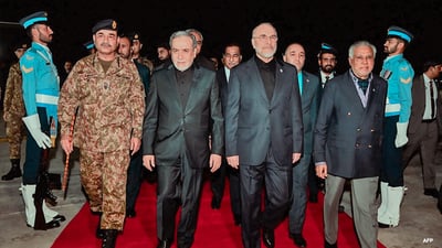 دوو دوژمنە دێرێنەکە پێکەوە دادەنیشن؛ دونیا چاوەڕێی ئەنجامەکە دەکات