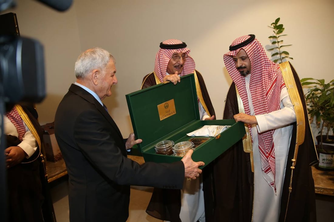 أمير سعودي يفاجئ رئيس الجمهورية بتقرير كتبه رشيد عندما كان يعمل في جازان (صور)