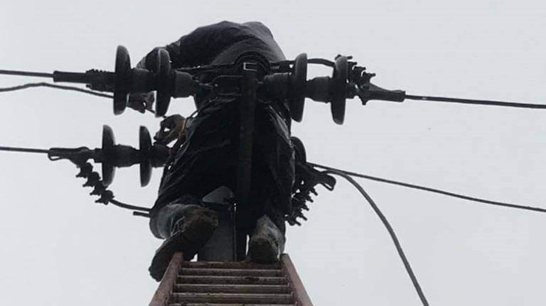 تحت الأمطار.. عدسة 964 ترصد عملا بطوليا لفريق كهربائي في الفاو