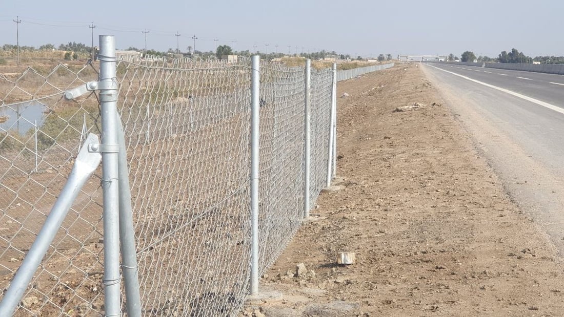 سياج لمنع عبور الحيوانات على الخط الدولي بعد حوادث مميتة في المثنى (صور)