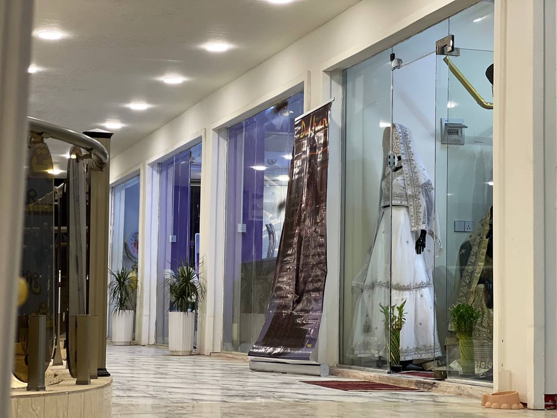 بنات الكوت يجربن ملابس باكستان في الأعراس.. الرجال أيضاً!