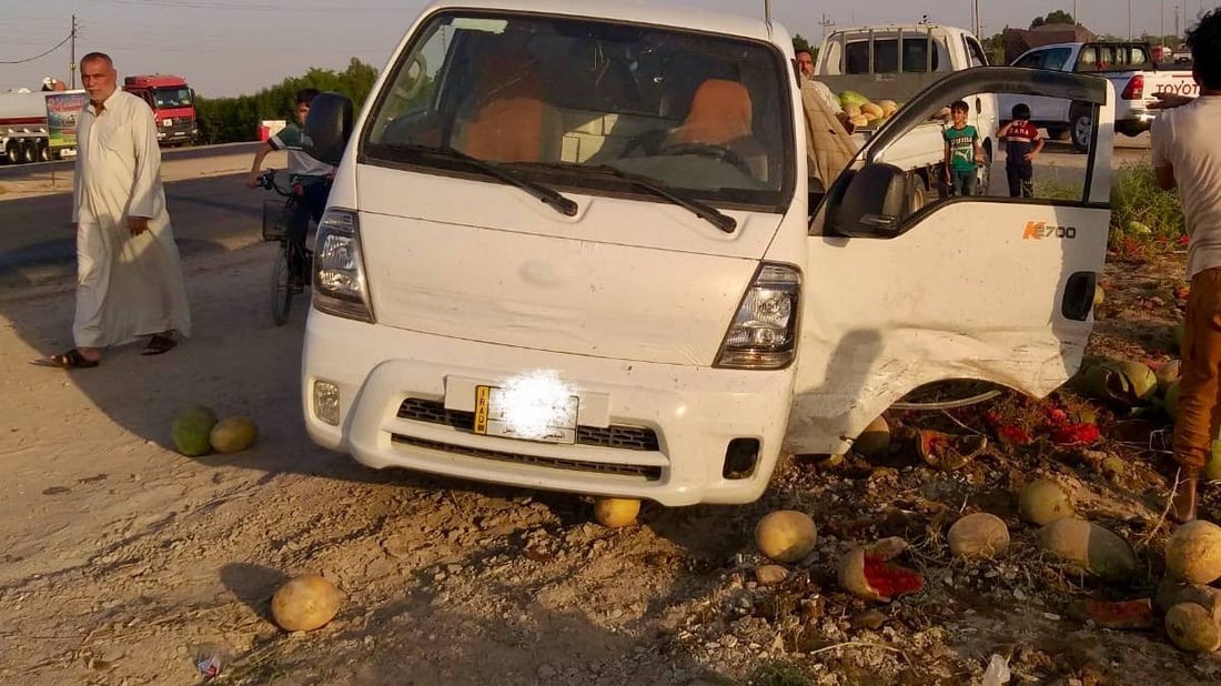 تناثر الرقي على طريق القرنة.. صور: “ملكة” تنحرف وتصدم “كيا” محمّلة