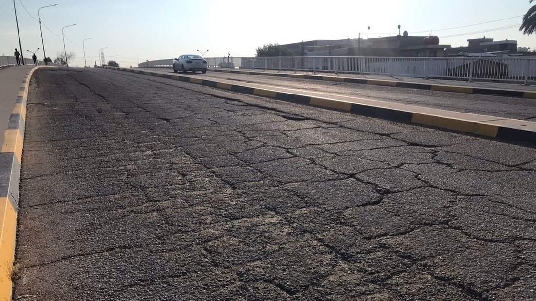 “الطسات” تملأ مجسر السفارات إلى العامرية.. بلا تأهيل منذ عقود ووعد من الأمانة (صور)