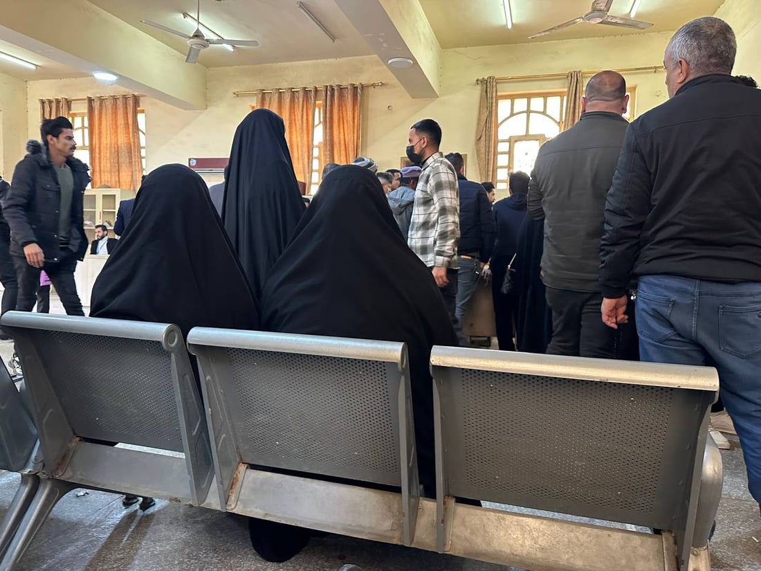 معاملات تضيع ولا مكان للنساء.. خريجو الديوانية يتزاحمون على تصديق الشهادات (صور)