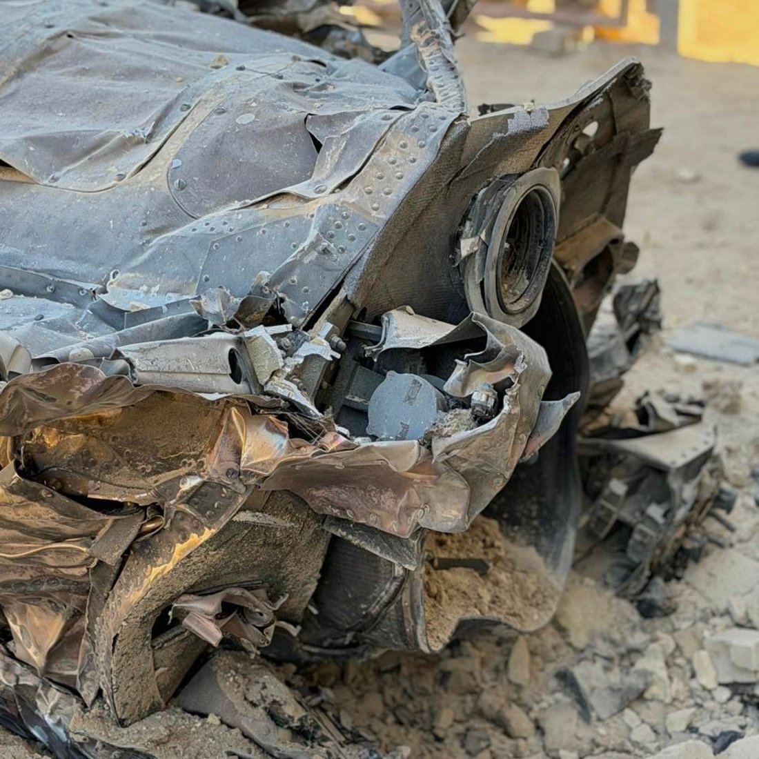 صور: صاروخ ضخم يسقط بين منازل بابل ولم ينفجر