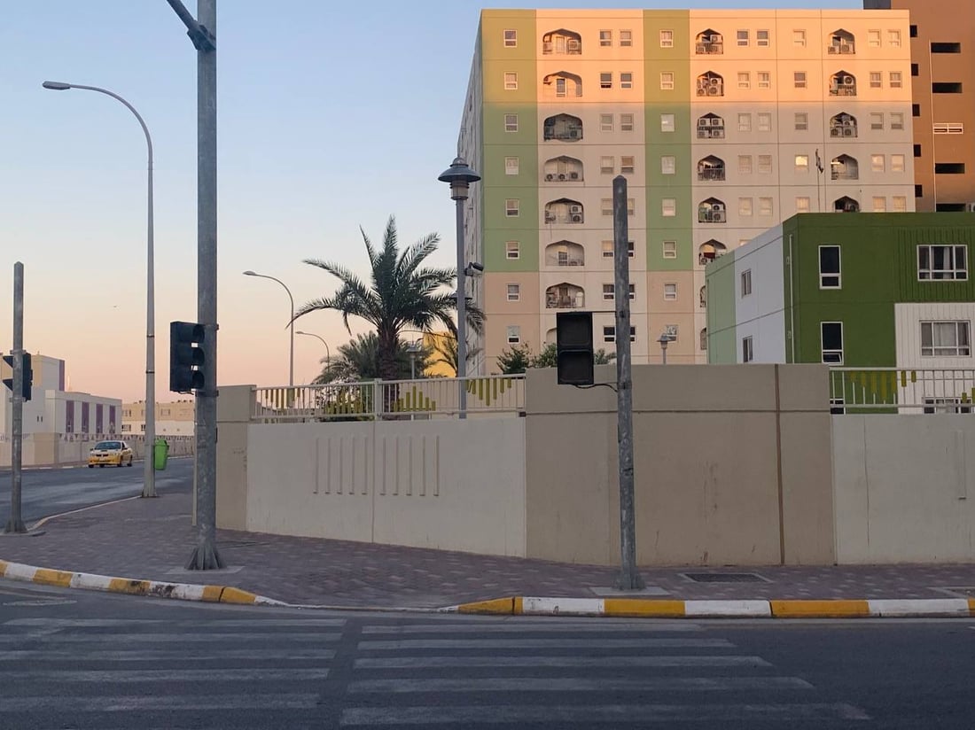 بسماية تزرع المطبات في طريق المتهورين.. “إشارات المرور لم تعمل منذ التأسيس”