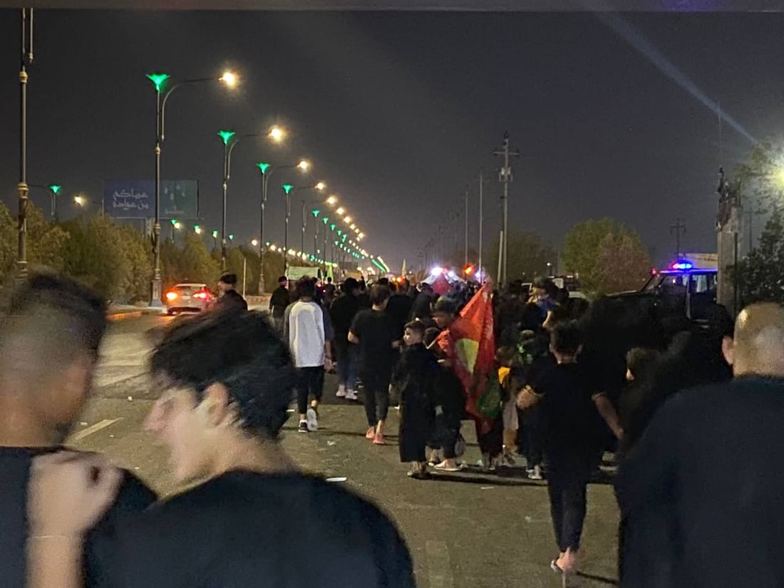 صور من البصرة الآن: حشود المعزين تتجه إلى مسجد خطوة الإمام علي في الزبير