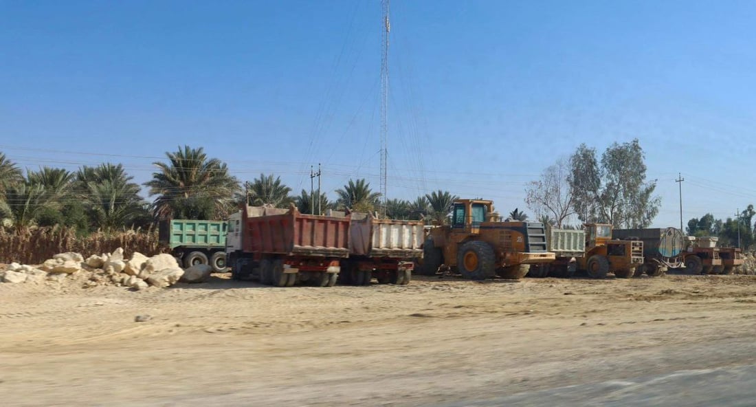 صور: وصلت الآليات وبدأ العمل.. “طريق الموت” بين هيت وحديثة يعود للحياة